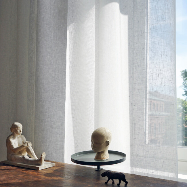 Åsen-Vorhang hing in einem Fenster im Wohnzimmer