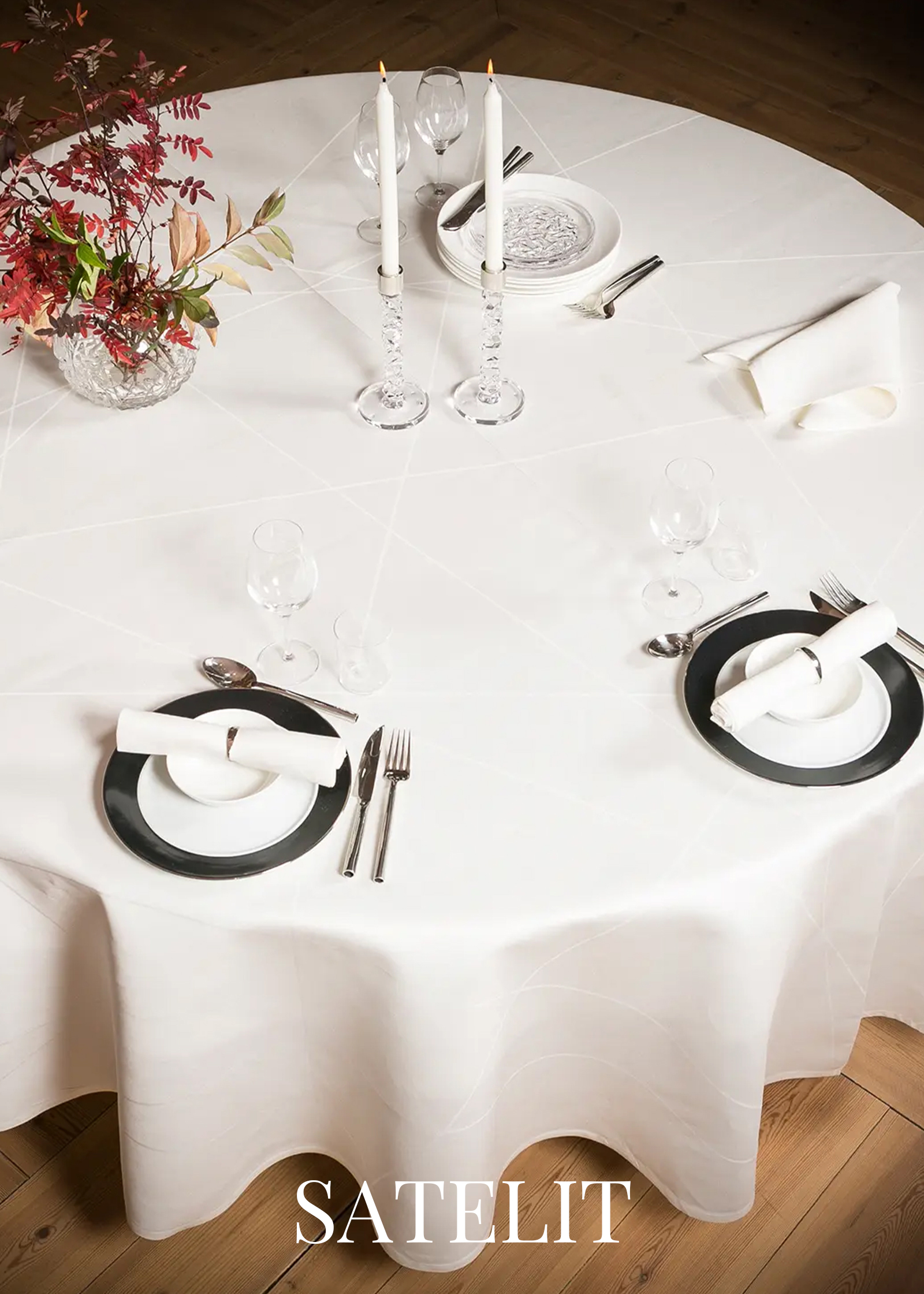 Custom-made-side-satellite - Table setting of a white round table cloth made by Klässbols Linneväveri