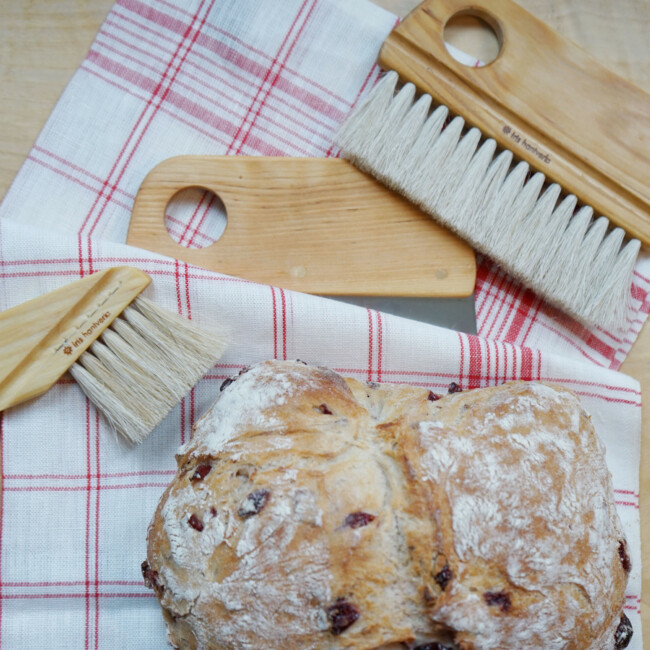 Dough brush, bread brush, dough scraper from Iris Hantverk with the kitchen towel