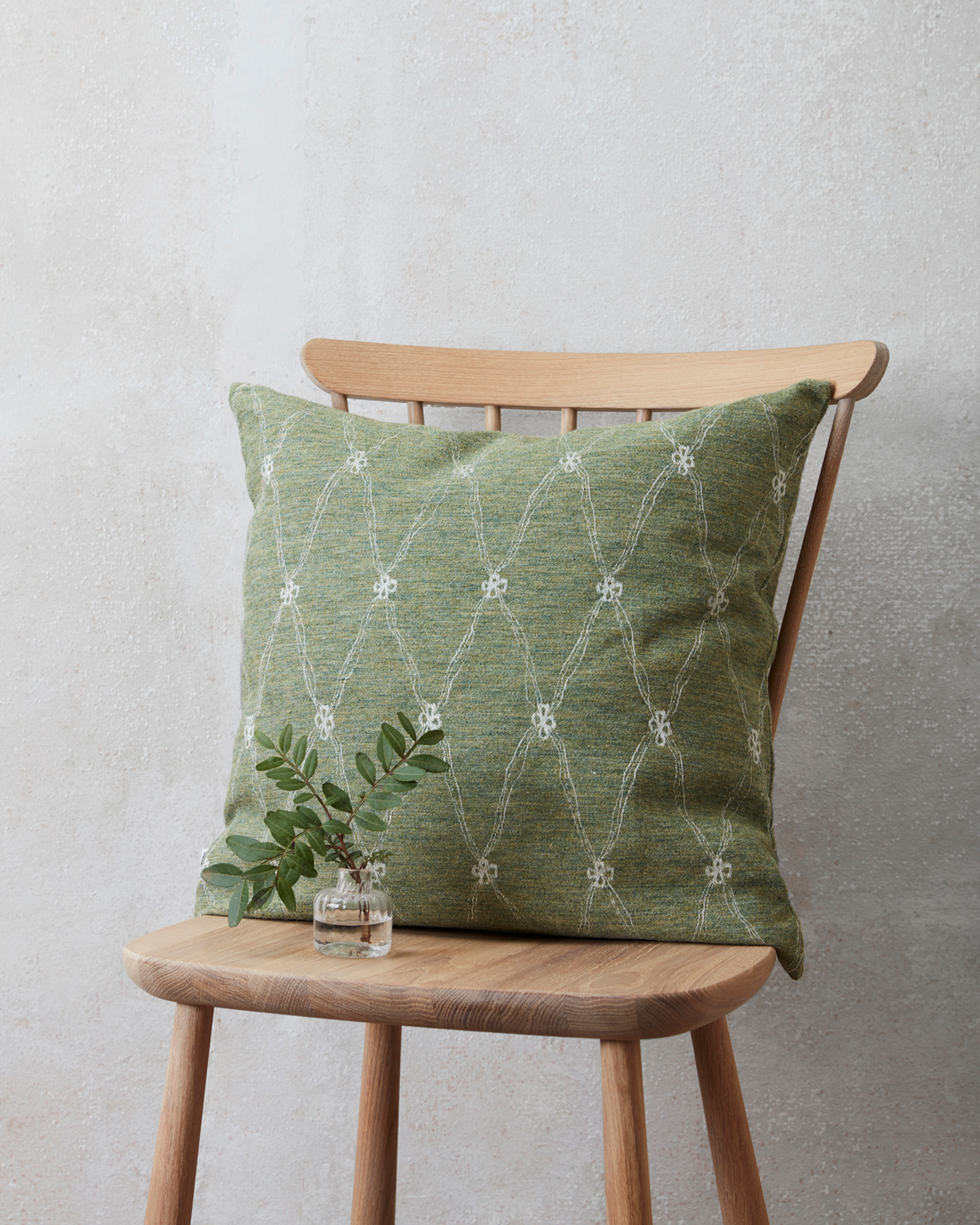 Decorative cushion green with four-leaf clover print