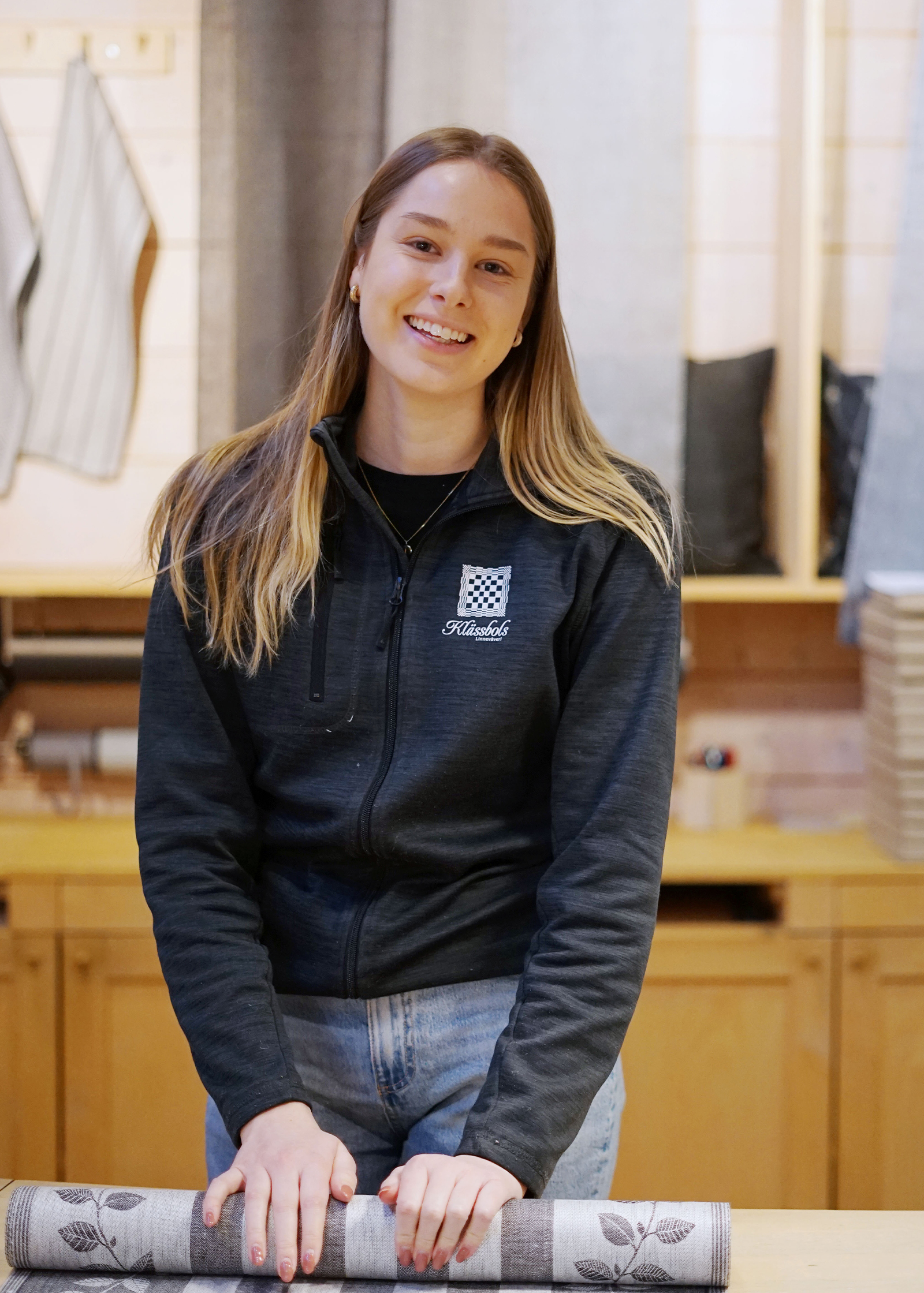 Irma Åsen shop assistant in Klässbol and quality at Klässbol&#39;s Linneväveri