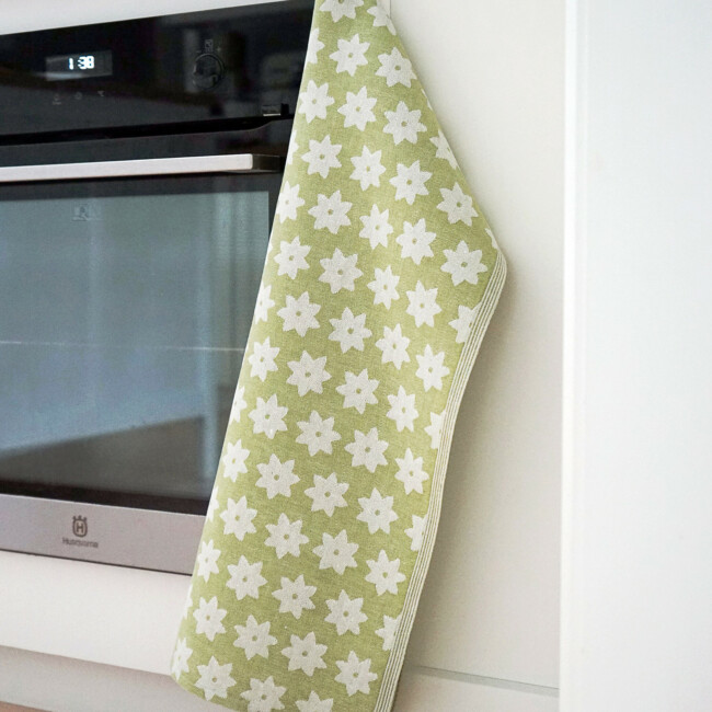 Grünes Handtuch aus Leinen mit Blumenmuster von Klässbols. Design Helena Bengtsson Küche 