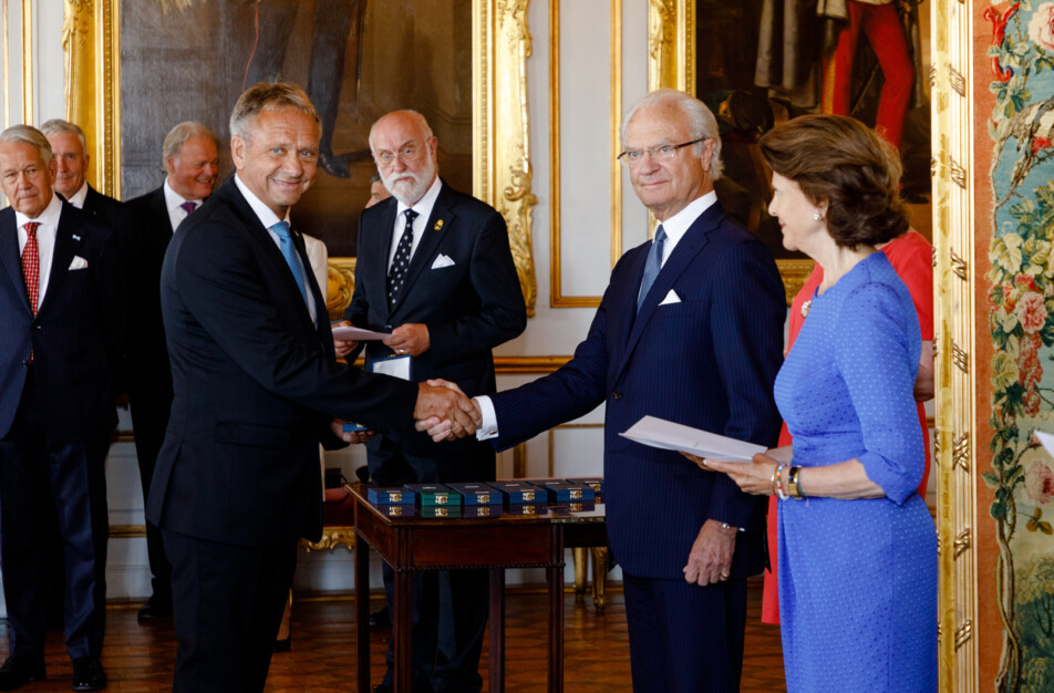 Dick Johansson Klässbols linneväveri tar emot Kungliga medaljen av åttonde storleken av Kung Carl XVI Gustav och Drotting Silvia. Foto Yanan Li