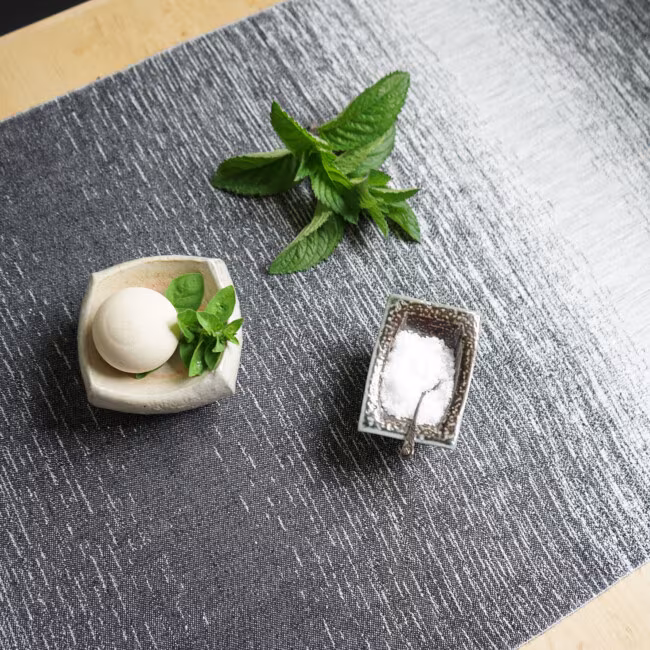 Fru Embla bordslöpare i färgen svart, silver och oblekt - Klässbols Linneväveri design Margot Barolo