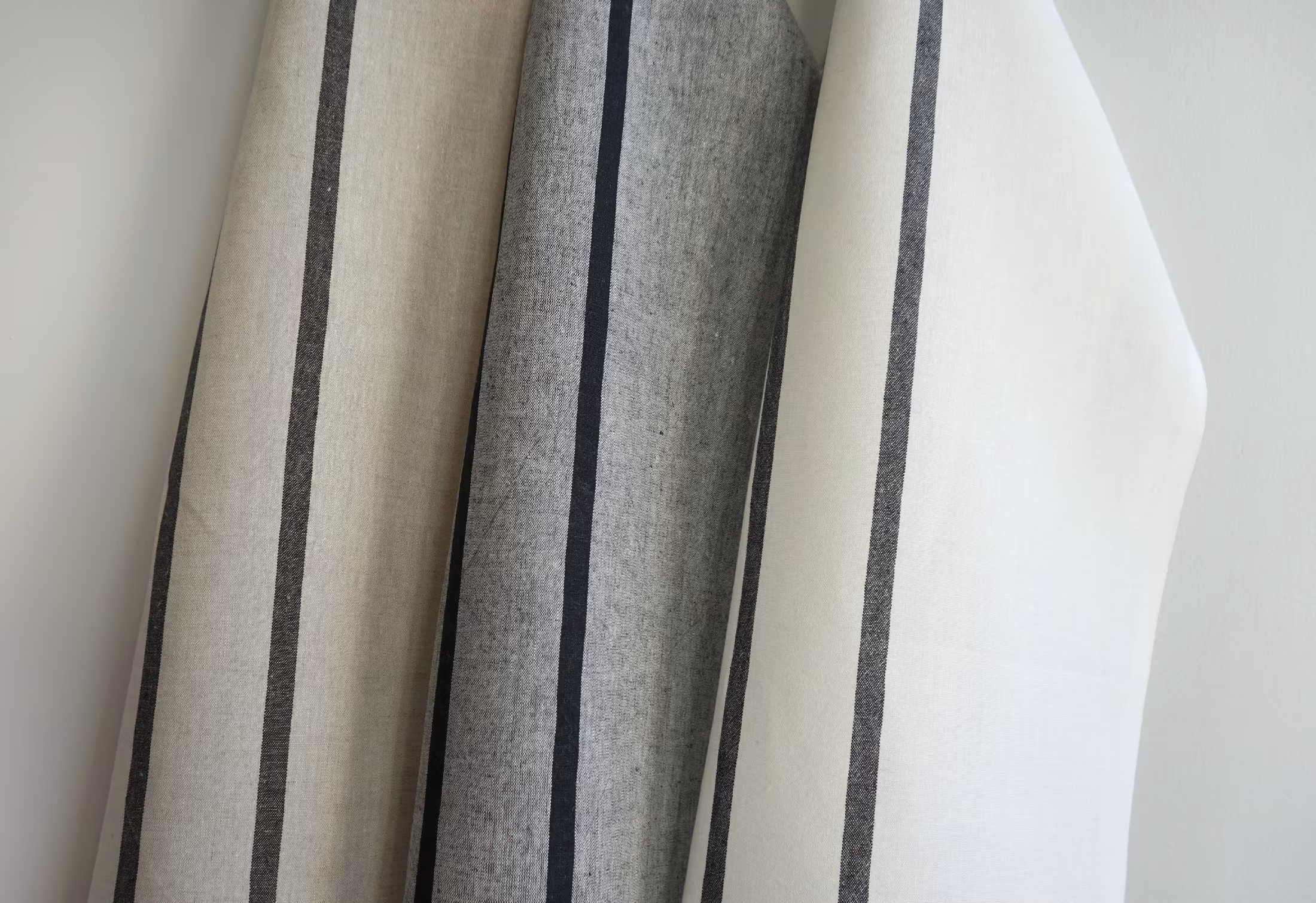 Samlingsbild och närbild på glashanddukarna av Kristina Starks glashanddukar, hänger mot en vit bakgrund.