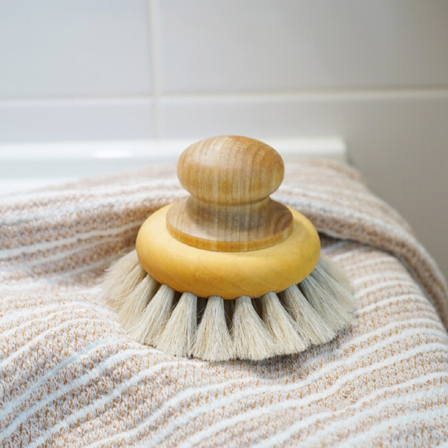 bath brush from irishantverk-klässbols-linneväveri.jpg