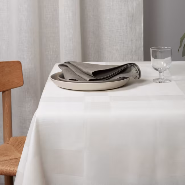 Klässbols Nobelduk i vitt, Satin servett och Åsen linnegardin