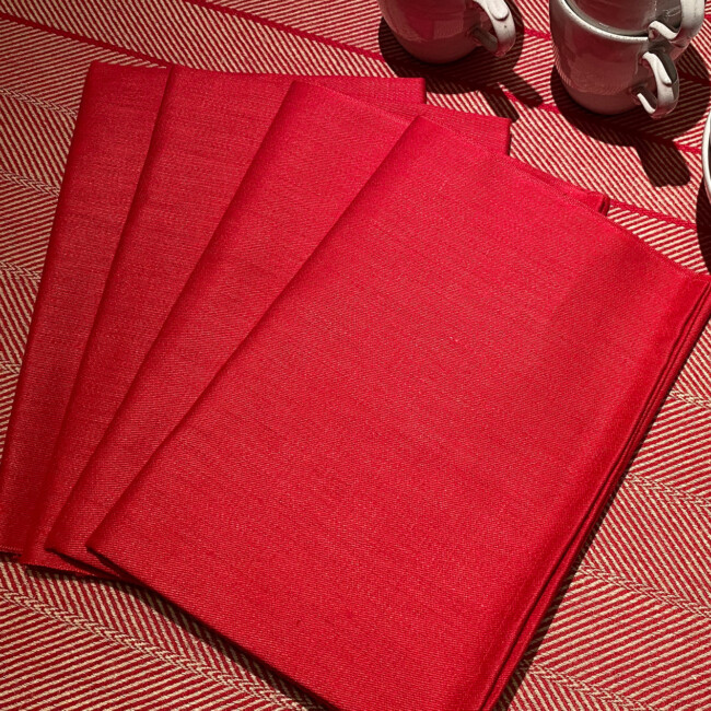 Rasso linen napkin on a red Gärdet linen cloth. Klässbol&#39;s Linneväveri Karl-Åke Johansson 